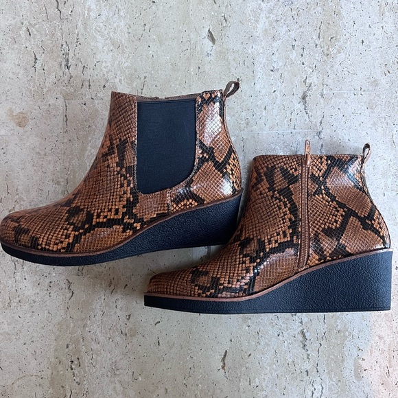 Aerosoles Wedge “Brandi” Ankle Boots Size 8.5 Vegan Leather NEW - Picture 3 of 8